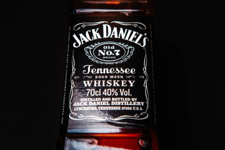 Foto de Khmelnytskyi, Ucrania - 22 de noviembre de 2022: Botella de vidrio del nuevo whisky de Tennessee Jack Daniel 's, Jack Daniel Distillery sobre fondo negro oscuro, espacio para copiar. Alcohol más vendido - Imagen libre de derechos