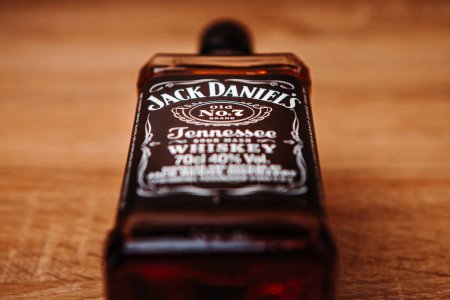 Foto de Khmelnytskyi, Ucrania - 22 de noviembre de 2022: Botella de vidrio del nuevo whisky de Tennessee Jack Daniel 's, Jack Daniel Distillery en una mesa de madera, espacio para copiar. Alcohol más vendido - Imagen libre de derechos
