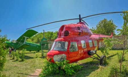 Téléchargez les photos : Odessa, Ukraine 06.06.2023. Hélicoptère dans le parc écologique New Vasyuki à Odessa, Ukraine, par une journée d'été ensoleillée - en image libre de droit