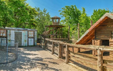 Téléchargez les photos : Odessa, Ukraine 06.06.2023. Public Eco park Nouveau Vasyuki à Odessa, Ukraine, par une journée d'été ensoleillée - en image libre de droit