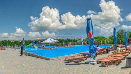 Téléchargez les photos : Odessa, Ukraine 06.06.2023. Aqua park dans le Public Eco park Nouveau Vasyuki à Odessa, Ukraine, par une journée ensoleillée d'été - en image libre de droit