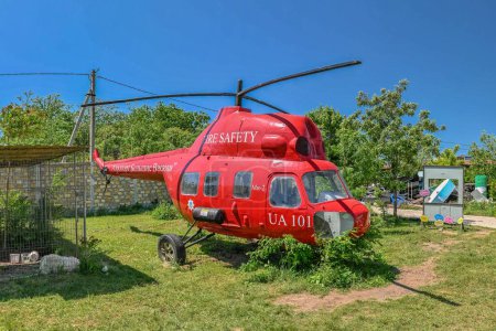 Téléchargez les photos : Odessa, Ukraine 06.06.2023. Hélicoptère dans le parc écologique New Vasyuki à Odessa, Ukraine, par une journée d'été ensoleillée - en image libre de droit