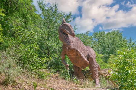 Téléchargez les photos : Odessa, Ukraine 06.06.2023. Attraction Canyon dinosaure dans le parc écologique Nouveau Vasyuki à Odessa, Ukraine, par une journée d'été ensoleillée - en image libre de droit