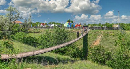 Téléchargez les photos : Odessa, Ukraine 06.06.2023. Pont suspendu dans le parc écologique Nouveau Vasyuki à Odessa, Ukraine, par une journée d'été ensoleillée - en image libre de droit