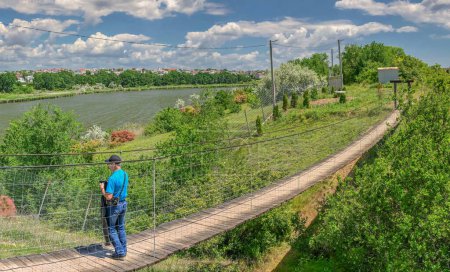 Téléchargez les photos : Odessa, Ukraine 06.06.2023. Pont suspendu dans le parc écologique Nouveau Vasyuki à Odessa, Ukraine, par une journée d'été ensoleillée - en image libre de droit