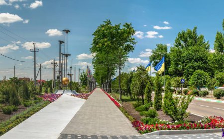 Téléchargez les photos : Dobroslav, Ukraine 06.17.2023. Allée centrale à Dobroslav, région d'Odessa, Ukraine, par une journée d'été ensoleillée - en image libre de droit
