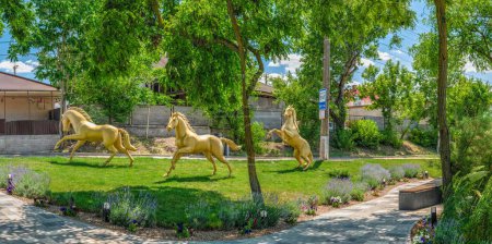 Téléchargez les photos : Dobroslav, Ukraine 06.17.2023. Statues de cheval d'or dans le parc Dubaï de Dobroslav, région d'Odessa, Ukraine, par une journée ensoleillée d'été - en image libre de droit