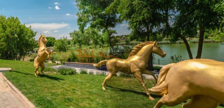 Téléchargez les photos : Dobroslav, Ukraine 06.17.2023. Statues de cheval d'or dans le parc Dubaï de Dobroslav, région d'Odessa, Ukraine, par une journée ensoleillée d'été - en image libre de droit