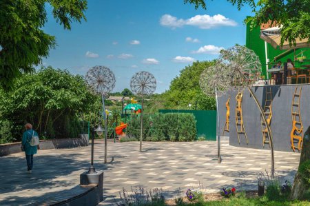 Téléchargez les photos : Dobroslav, Ukraine 06.17.2023. Parc de Dubaï à Dobroslav, région d'Odessa, Ukraine, par une journée d'été ensoleillée - en image libre de droit