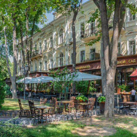 Foto de Odessa, Ucrania 25.07.2023. Plaza de la ciudad el centro histórico de Odessa, Ucrania, en un día soleado de verano - Imagen libre de derechos