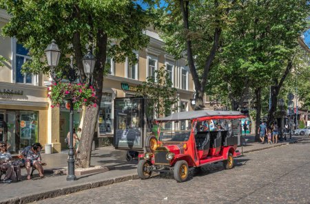Foto de Odessa, Ucrania 25.07.2023. Edificios históricos en la calle Deribasovskaya en Odessa, Ucrania, en un día soleado de verano - Imagen libre de derechos