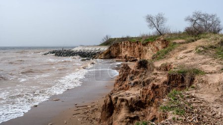 Frühlingsmorgen an einem wilden Strand im Dorf Fontanka, Region Odessa, Ukraine, im Jahr 2024