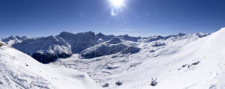 Foto de Savognin: región, montañas cubiertas de nieve y pistas de esquí - Imagen libre de derechos