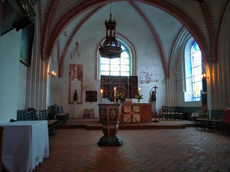 Téléchargez les photos : Westerstede, Allemagne : Intérieur et autel de l'église évangélique - en image libre de droit