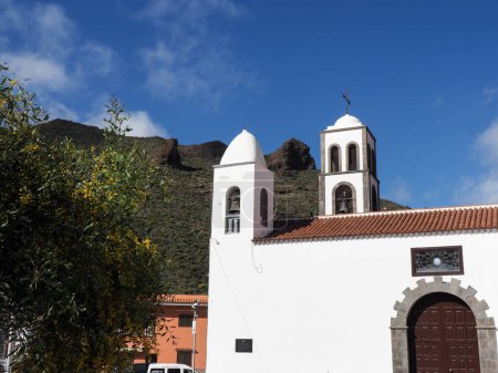 Santiago del Teide, Teneriffa, Spanien: Kirchplatz und typische Häuser.