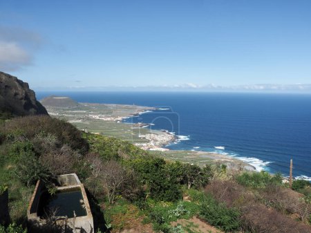 El Tanque, España: panorama oceánico de la costa y montañas de lava.