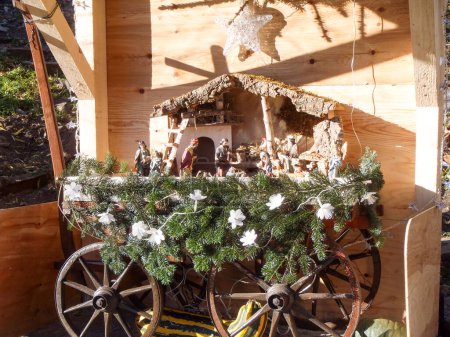 Sementina, Suiza - 9 de diciembre de 2016: Decoración de Navidad al aire libre creada a mano con objetos de madera
