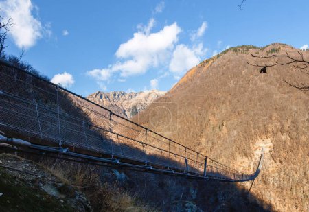 Sementina, Suiza: Puente colgante sobre el valle
