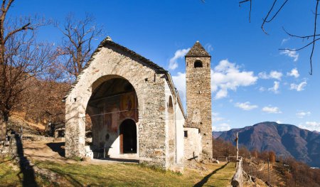 Sementina, Suiza - 9 de diciembre de 2016: Iglesia de San Bernardo en la castaña de Mornera. Antigua iglesia románica, en un ángulo estrecho, pero enriquecida con frescos que representan la "Madonna del Latte
".