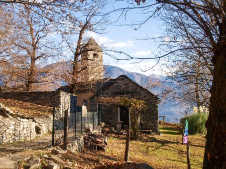 Sementina, Suiza - 9 de diciembre de 2016: Iglesia de San Bernardo en la castaña de Mornera. Antigua iglesia románica, en un ángulo estrecho, pero enriquecida con frescos que representan la "Madonna del Latte
".