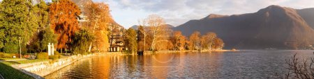 Lugano, Suiza: Parque botánico de la ciudad con vista al lago y Monte San Salvatore justo antes del atardecer
