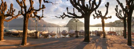 Lugano, Suiza: Parque botánico de la ciudad con vista al lago y Monte San Salvatore justo antes del atardecer
