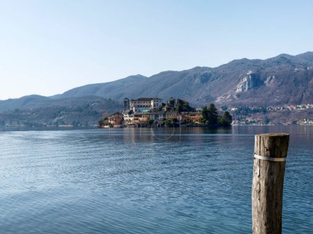 Orta San Giulio, Italia: un pueblo situado a medio camino a lo largo de la orilla oriental del lago Orta
