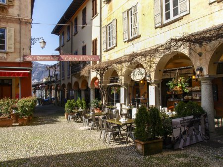 Téléchargez les photos : Orta San Giulio, Italie - 13 mars 2017 : un village situé à mi-chemin de la rive orientale du lac d'Orta - en image libre de droit