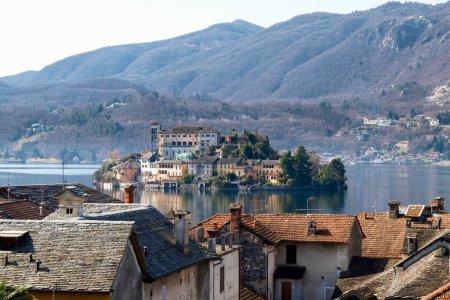 Téléchargez les photos : Orta San Giulio, Italie : un village situé à mi-chemin le long de la rive orientale du lac d'Orta - en image libre de droit