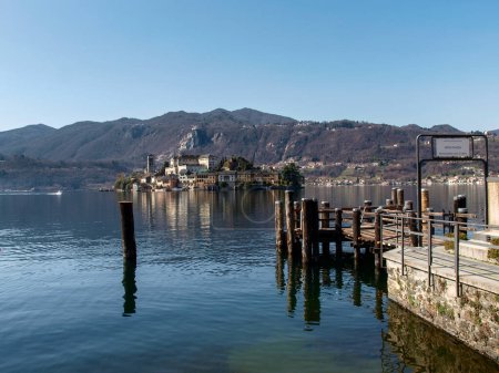 Téléchargez les photos : Orta San Giulio, Italie - 13 mars 2017 : un village situé à mi-chemin de la rive orientale du lac d'Orta - en image libre de droit