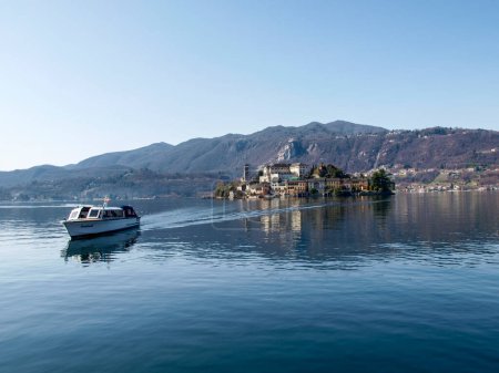 Téléchargez les photos : Orta San Giulio, Italie : un village situé à mi-chemin le long de la rive orientale du lac d'Orta - en image libre de droit
