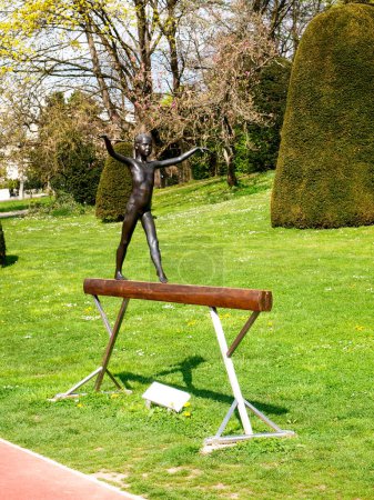 Foto de Lausana, Suiza - 1 de abril de 2017: escultura en el parque de Lausana, Suiza. - Imagen libre de derechos