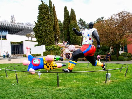 Foto de Lausana, Suiza - 1 de abril de 2017: escultura en el parque de Lausana, Suiza. - Imagen libre de derechos