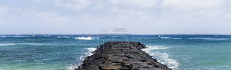 Lanzarote, Espagne : Planche à voile sur la côte de l'île dans la région de Costa Teguise