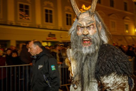 Téléchargez les photos : KLAGENFURT, AUTRICHE 19 NOVEMBRE 2022 : Un homme non identifié porte un masque Krampus (diable) lors de la procession traditionnelle "Krampuslauf" à Klagenfurt, Autriche - en image libre de droit