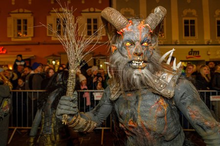 Foto de KLAGENFURT, AUSTRIA - 19 DE NOVIEMBRE DE 2022: Hombre no identificado lleva máscara de Krampus (diablo) en la tradicional procesión "Krampuslauf" en Klagenfurt, Austria - Imagen libre de derechos