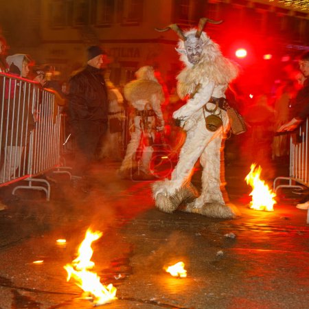 Foto de PODKOREN, ESLOVENIJA - 25 DE NOVIEMBRE DE 2022: Un hombre no identificado lleva máscara de Krampus (diablo) en la tradicional procesión "Parkelj gathering" en Podkoren, Eslovenia - Imagen libre de derechos
