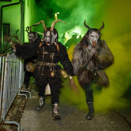 Foto de PODKOREN, ESLOVENIJA - 25 DE NOVIEMBRE DE 2022: Un hombre no identificado lleva máscara de Krampus (diablo) en la tradicional procesión "Parkelj gathering" en Podkoren, Eslovenia - Imagen libre de derechos