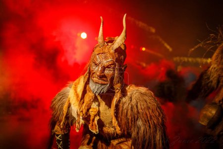 Téléchargez les photos : PODKOREN, SLOVENIJA - 25 NOVEMBRE 2022 : Un homme non identifié porte le masque Krampus (diable) lors de la procession traditionnelle "Parkelj gathering" à Podkoren, Slovénie - en image libre de droit
