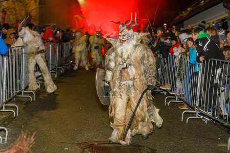 Téléchargez les photos : PODKOREN, SLOVENIJA - 25 NOVEMBRE 2022 : Un homme non identifié porte le masque Krampus (diable) lors de la procession traditionnelle "Parkelj gathering" à Podkoren, Slovénie - en image libre de droit