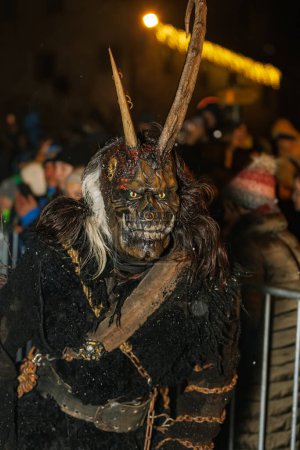 Téléchargez les photos : PODKOREN, SLOVENIJA - 24 NOVEMBRE 2023 : Un homme non identifié porte le masque Krampus (diable) lors de la procession traditionnelle "Parkelj gathering" à Podkoren, Slovénie - en image libre de droit