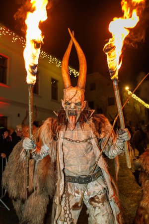 Foto de PODKOREN, ESLOVENIJA - 24 DE NOVIEMBRE DE 2023: Un hombre no identificado lleva máscara de Krampus (diablo) en la tradicional procesión "Parkelj gathering" en Podkoren, Eslovenia - Imagen libre de derechos