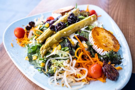 Téléchargez les photos : Dish of mediterranean salad with asparagus, caramelized goat cheese and nuts - en image libre de droit