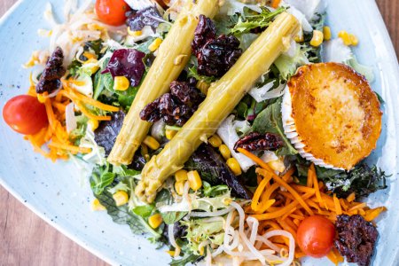 Téléchargez les photos : Vue du dessus d'un plat de salade méditerranéenne aux asperges, fromage de chèvre caramélisé et noix - en image libre de droit