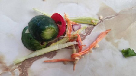Foto de Recorte de verduras después de pelar, restos de comida basura, cáscara. Foto de alta calidad - Imagen libre de derechos