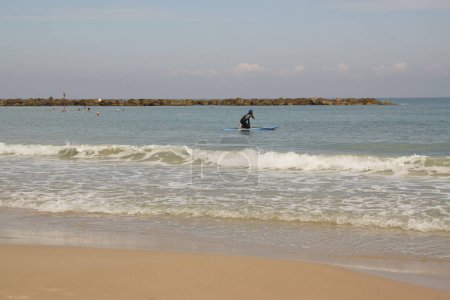 Foto de 20 junio 2023 Netanya Israel, arena de playa y agua de mar, las mujeres van, verano. Foto de alta calidad - Imagen libre de derechos
