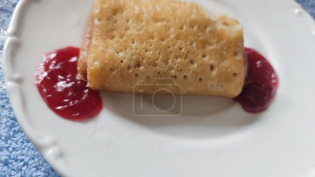 tortitas con cerezas en un plato blanco, postre de comida, delicioso desayuno. Foto de alta calidad