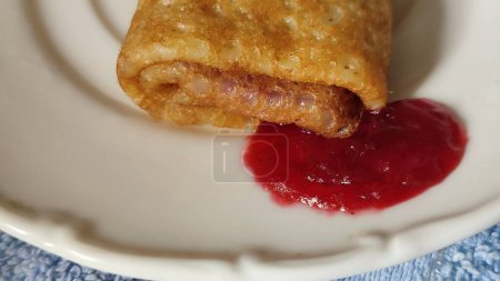 Pfannkuchen mit Kirschen auf einem weißen Teller, Nachtisch, leckeres Frühstück. Hochwertiges Foto