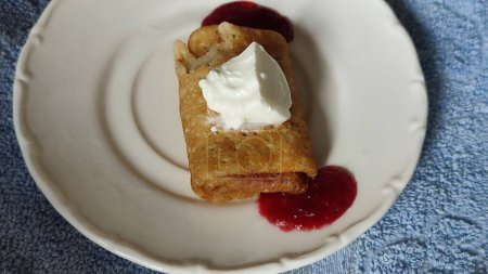 tortitas con cerezas en un plato blanco, postre de comida, delicioso desayuno. Foto de alta calidad