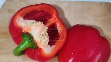 Foto de El pimiento rojo fresco dulce en la tabla de la cocina, hortalizas que cocinan, el vegetarianismo. Foto de alta calidad - Imagen libre de derechos